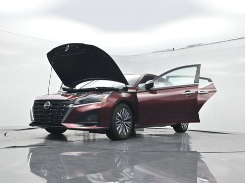 Used 2024 Nissan Altima 2.5 SV FWD image 30