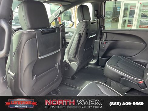 New 2026 Chrysler Pacifica Limited FWD image 17