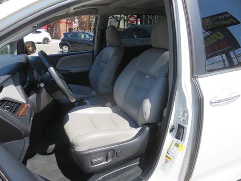 Used 2016 Toyota Sienna Limited Premium FWD image 10
