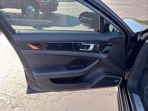 Used 2018 Porsche Panamera 4 image 9