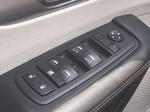 Used 2024 Chrysler Pacifica Touring-L FWD image 23
