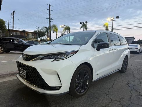 Used 2021 Toyota Sienna XSE w/ XSE Plus Package FWD image 3