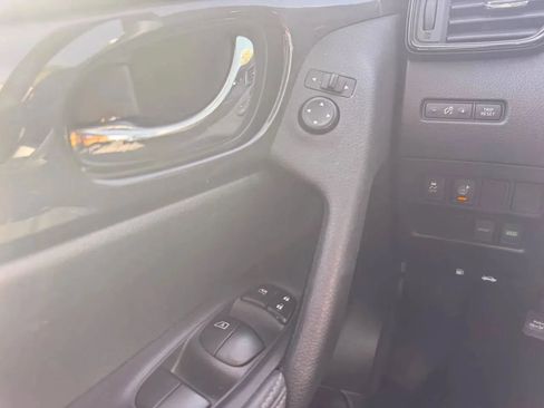 Used 2017 Nissan Rogue SV FWD image 18