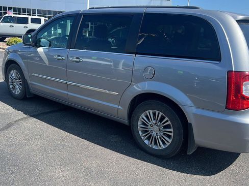 Used 2016 Chrysler Town & Country Touring-L w/ Driver Convenience Group FWD image 9