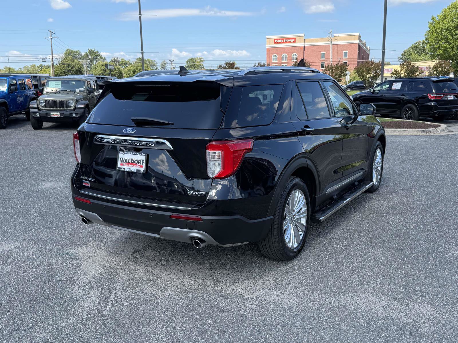Used 2022 Ford Explorer Limited w/ Equipment Group 301A AWD/4WD image 2
