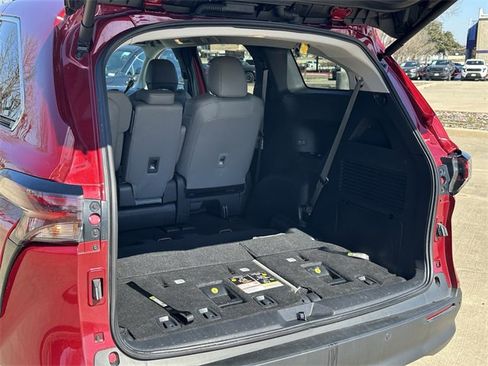 Used 2025 Toyota Sienna XLE image 33