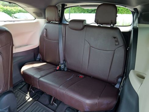 Used 2023 Toyota Sienna Platinum AWD/4WD image 29