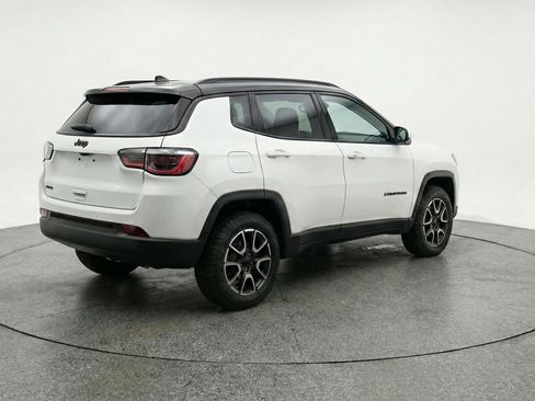 Used 2025 Jeep Compass Trailhawk AWD/4WD image 9