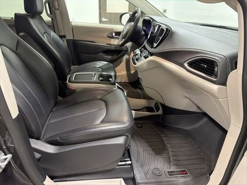Used 2023 Chrysler Pacifica Touring-L image 23