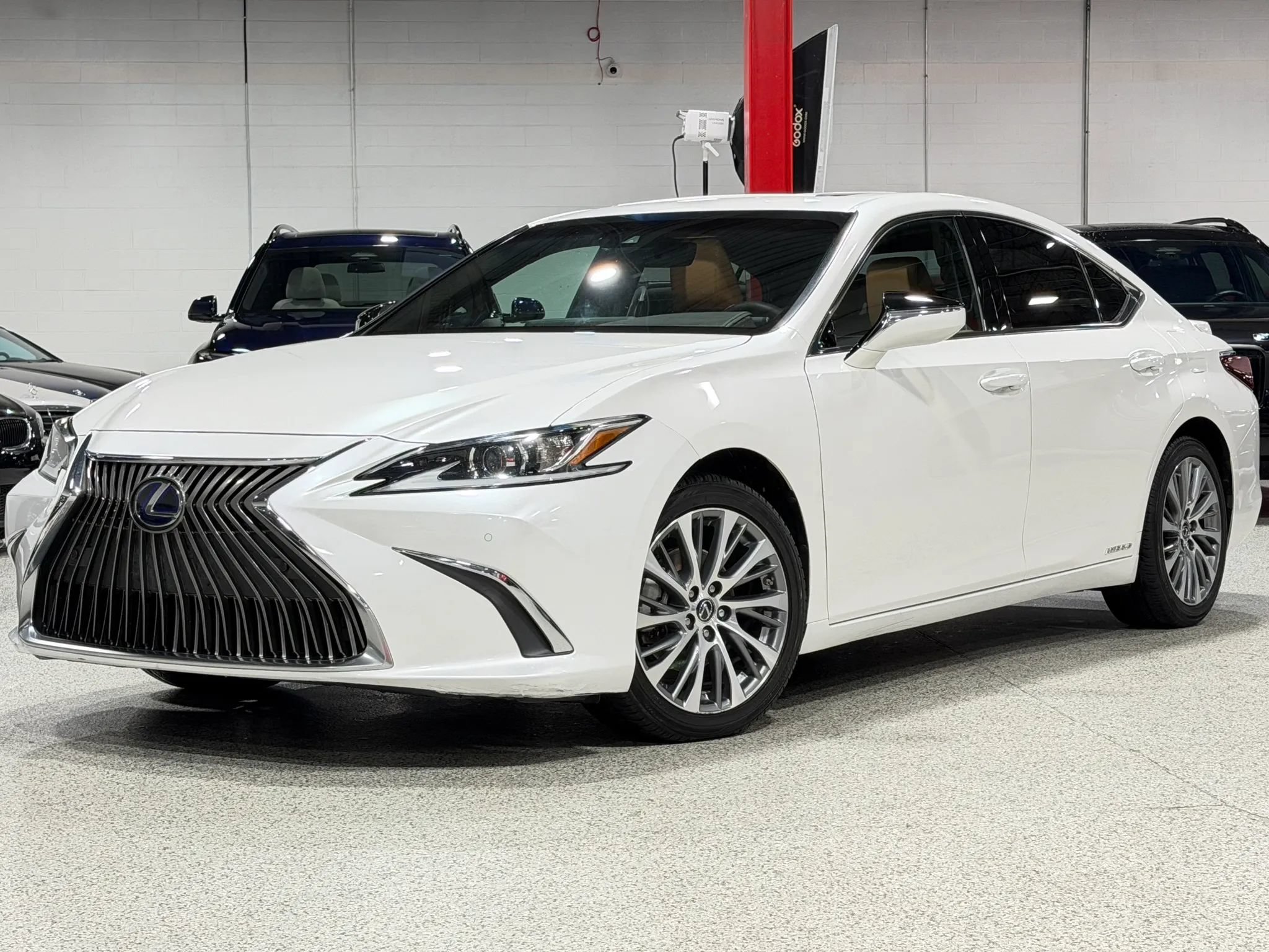 Used 2020 Lexus ES 300h w/ Premium Package FWD image 2