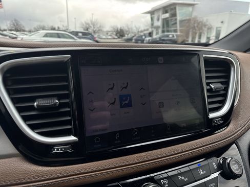 Used 2021 Chrysler Pacifica Limited w/ Uconnect Theater Family Group image 13