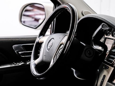 Used 2013 Cadillac Escalade Platinum RWD image 19