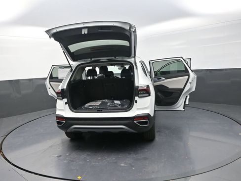 New 2026 Volkswagen Taos SE image 32