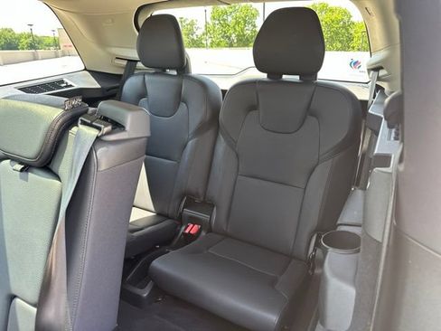 Certified 2022 Volvo XC90 T6 Momentum w/ Climate Package AWD/4WD image 13