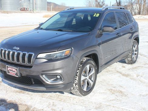 Used 2019 Jeep Cherokee Limited w/ Luxury Group image 2