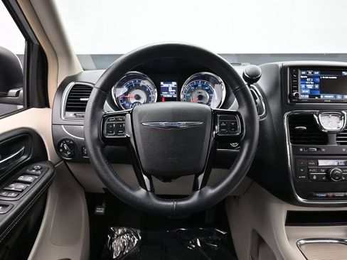 Used 2014 Chrysler Town & Country Touring-L FWD image 42