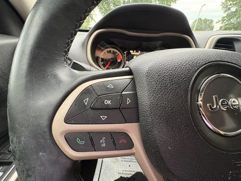 Used 2017 Jeep Cherokee Sport FWD image 30