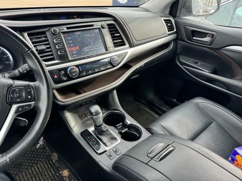 Certified 2019 Toyota Highlander XLE image 9