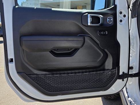 New 2025 Jeep Gladiator Willys image 10