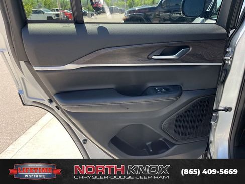 Used 2025 Jeep Grand Cherokee Limited AWD/4WD image 15