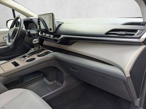 Used 2021 Toyota Sienna XLE image 22