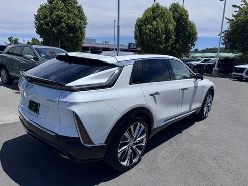Used 2025 Cadillac Lyriq Luxury w/ LPO, Floor Liner Package AWD/4WD image 6