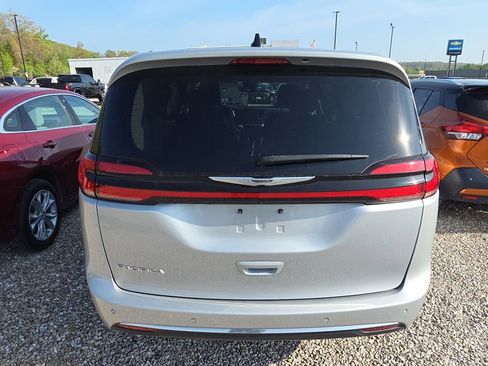 Used 2023 Chrysler Pacifica Touring-L image 5