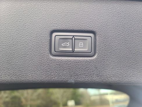 Used 2019 Audi Q8 Premium image 29