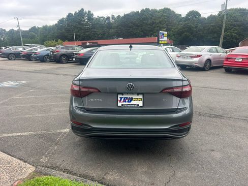 Used 2024 Volkswagen Jetta SE FWD image 5