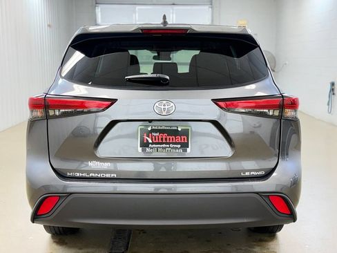 Used 2022 Toyota Highlander LE AWD/4WD image 6