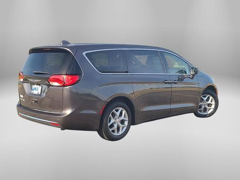 Used 2018 Chrysler Pacifica Touring Plus w/ Tire & Wheel Group FWD image 4