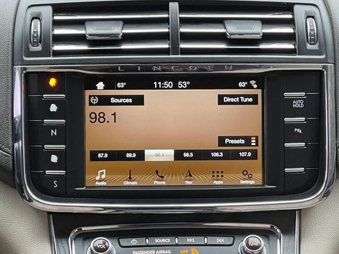 Used 2017 Lincoln Continental Select image 31