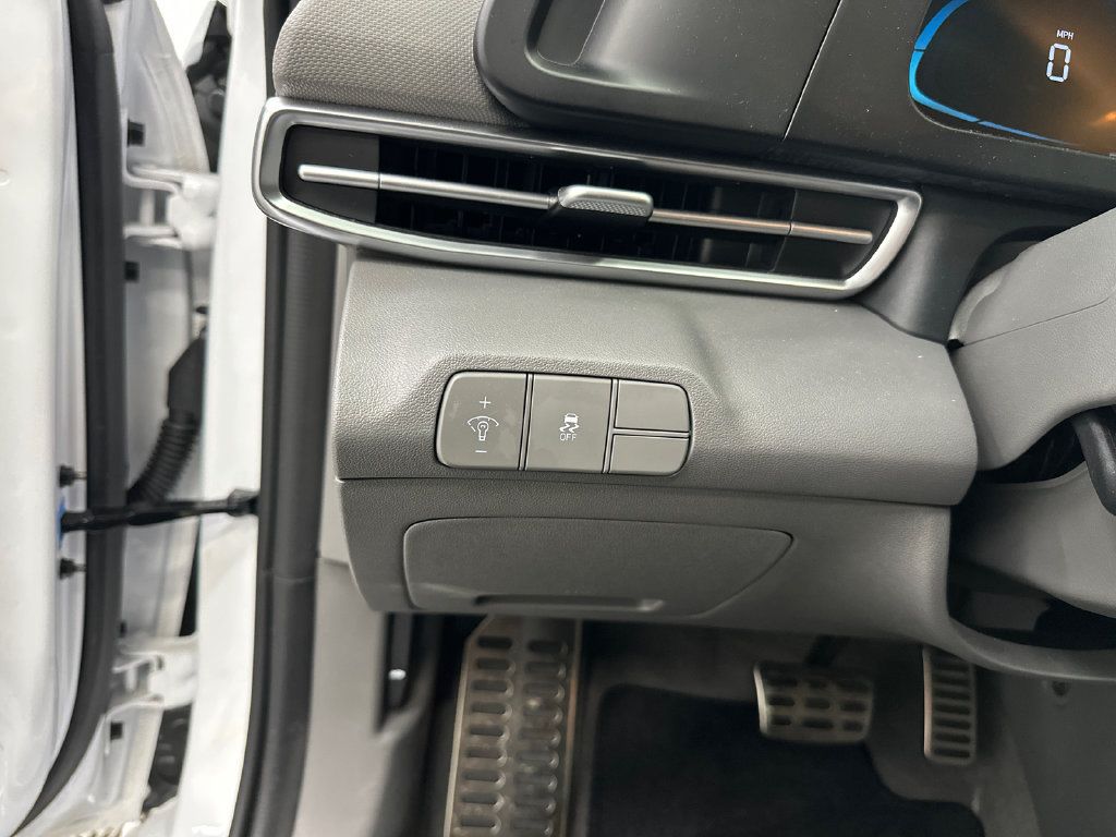 Certified 2025 Hyundai Elantra Sport FWD image 29