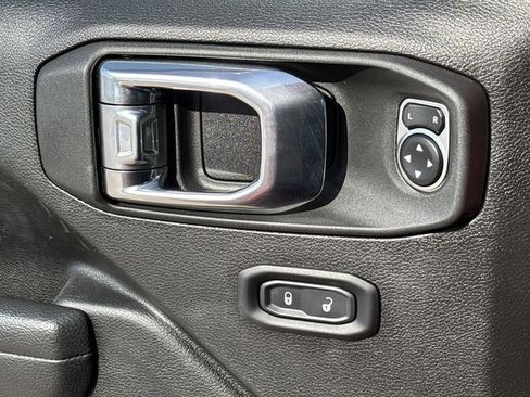 Used 2025 Jeep Wrangler Unlimited Rubicon image 24