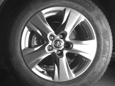 Used 2025 Toyota RAV4 XLE AWD/4WD image 9