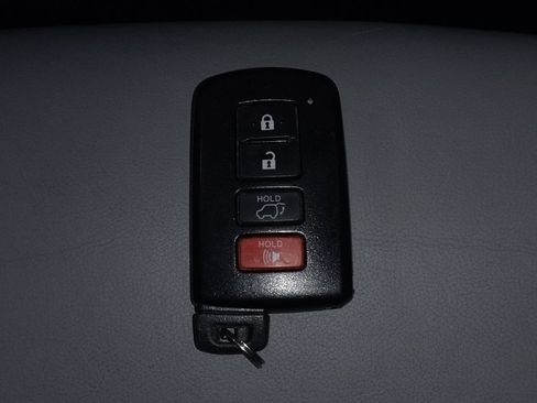 Used 2018 Toyota Highlander XLE image 32