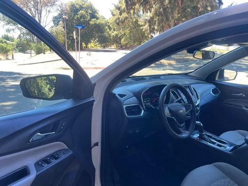 Used 2020 Chevrolet Equinox LS w/ LS Convenience Package AWD/4WD image 19