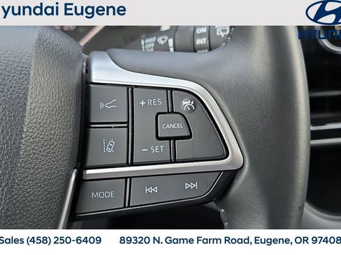 Used 2024 Toyota Highlander LE FWD image 32