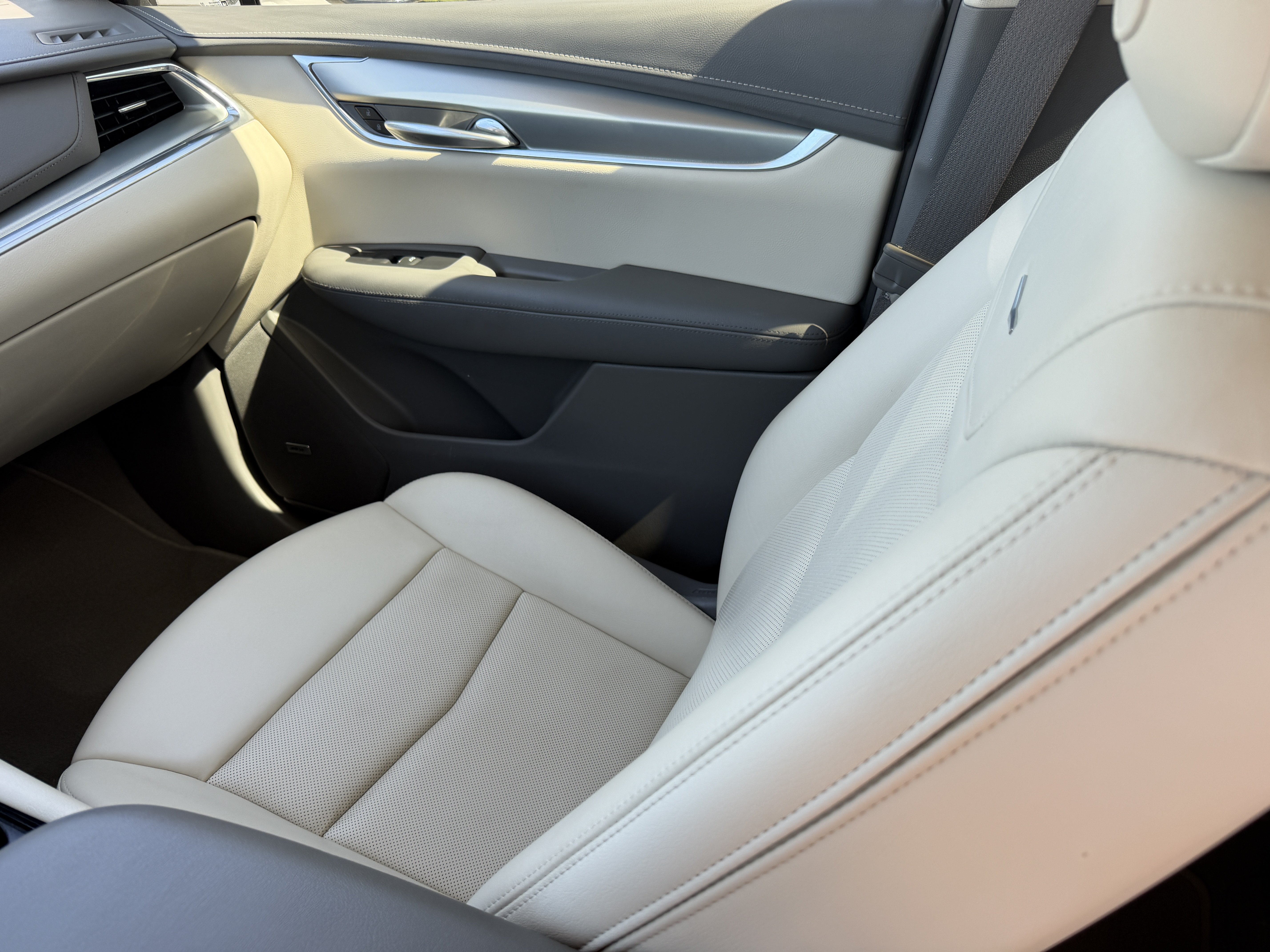 Certified 2022 Cadillac XT5 Premium Luxury FWD image 15