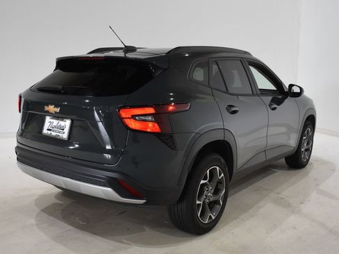 Used 2025 Chevrolet Trax LT FWD image 4