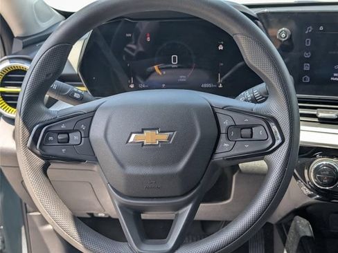 Used 2025 Chevrolet Trax LT FWD image 16
