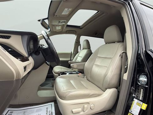 Used 2017 Toyota Sienna XLE w/ XLE Navigation Package FWD image 31