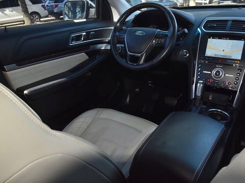 Used 2017 Ford Explorer Platinum image 16