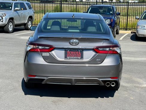 Used 2022 Toyota Camry SE FWD image 5