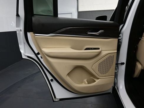 Used 2023 Jeep Grand Cherokee Limited image 12