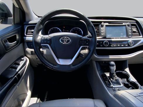 Used 2018 Toyota Highlander XLE AWD/4WD image 6