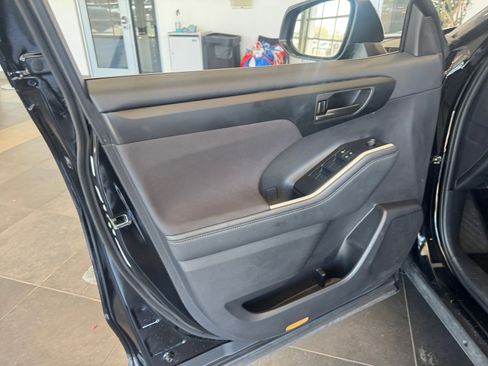 Used 2025 Toyota Highlander LE FWD image 13