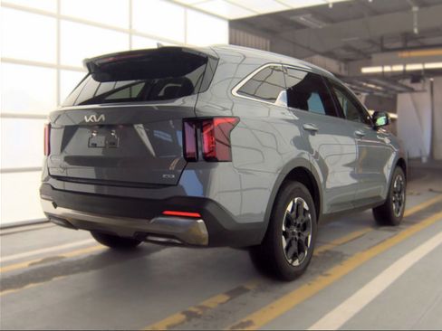 Used 2025 Kia Sorento S AWD/4WD image 2