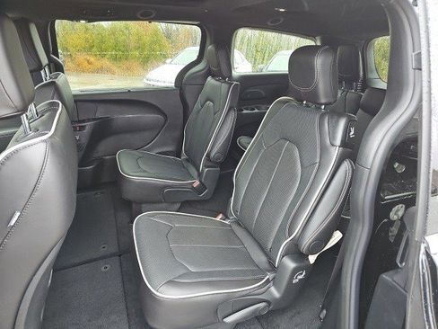 New 2026 Chrysler Pacifica Limited image 20