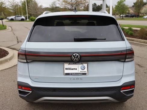 Used 2025 Volkswagen Taos SE FWD image 4